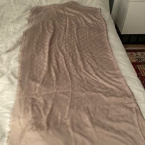 Louis Vuitton Auth Greige Shawl near perfect condition